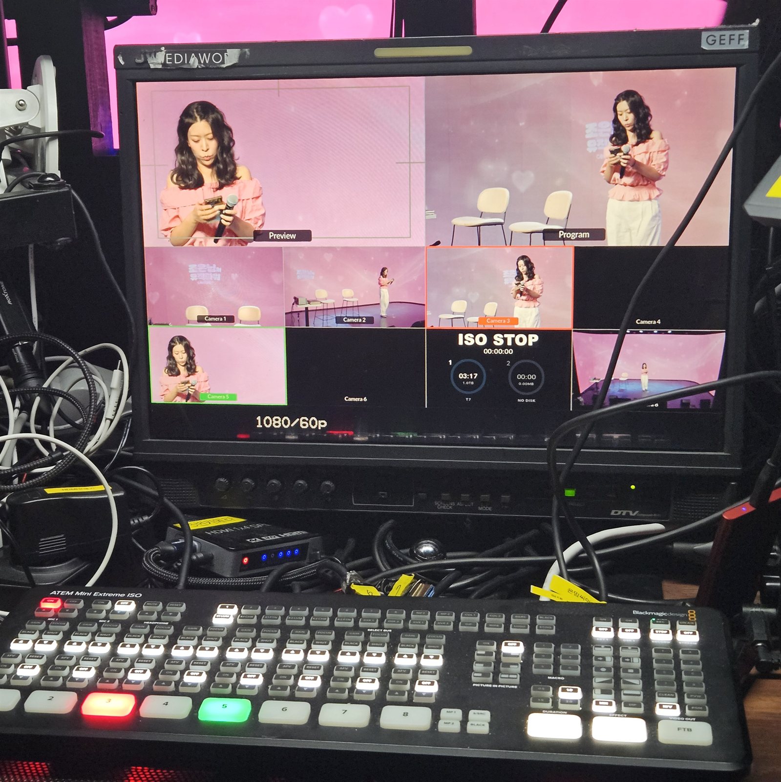 온맘씨어터 조은님TV 뮤직파워 생중계 현장 — 카메라 여러 대의 화면이 나뉘어 보이는 멀티뷰 모니터와 블랙매직 ATEM Mini Extreme ISO 스위처